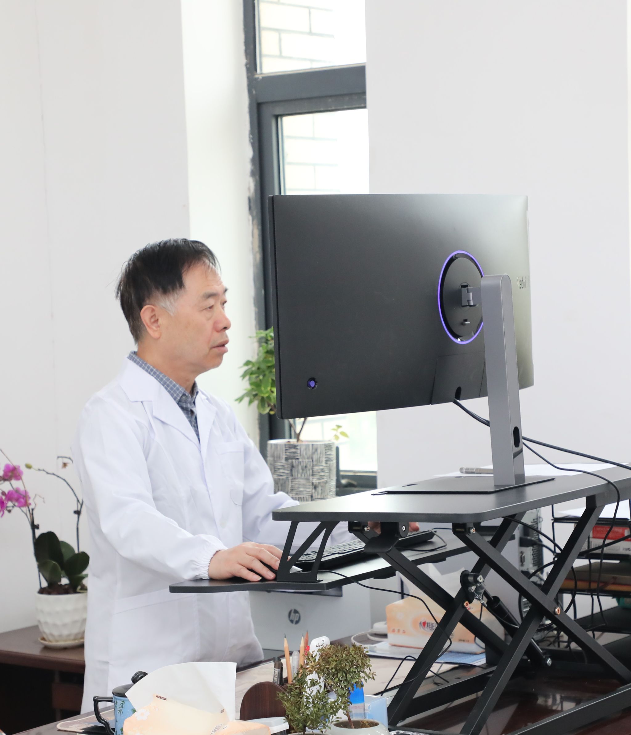 腰椎不好,武汉大学帮扶贵州师范老员工物学学科领队孙蒙祥教授站着办公。薄文鹤 摄