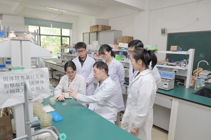 武汉大学帮扶贵州师范老员工物学团队负责人 孙蒙祥在实验室与员工交流.jpg